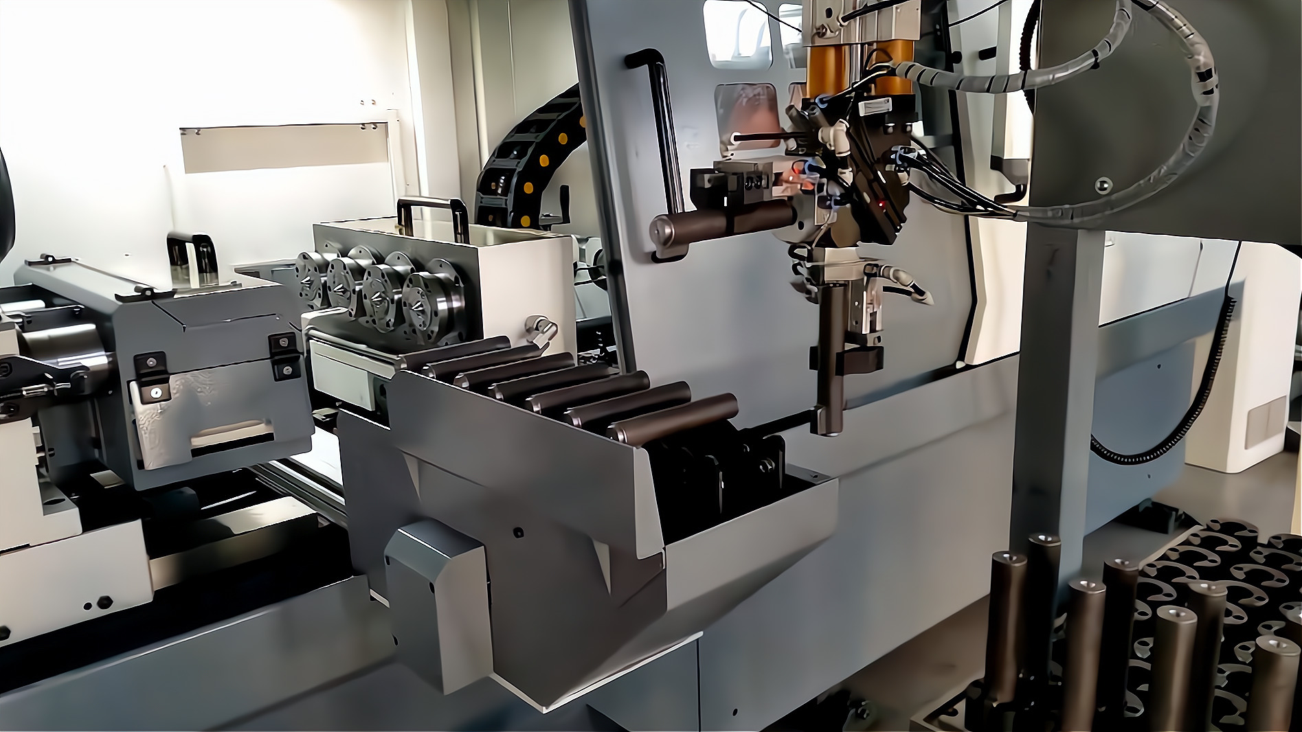 ZK2115×4B/500A 深孔鉆床配置桁架機(jī)械手，加工手槍槍管單機(jī)自動(dòng)化