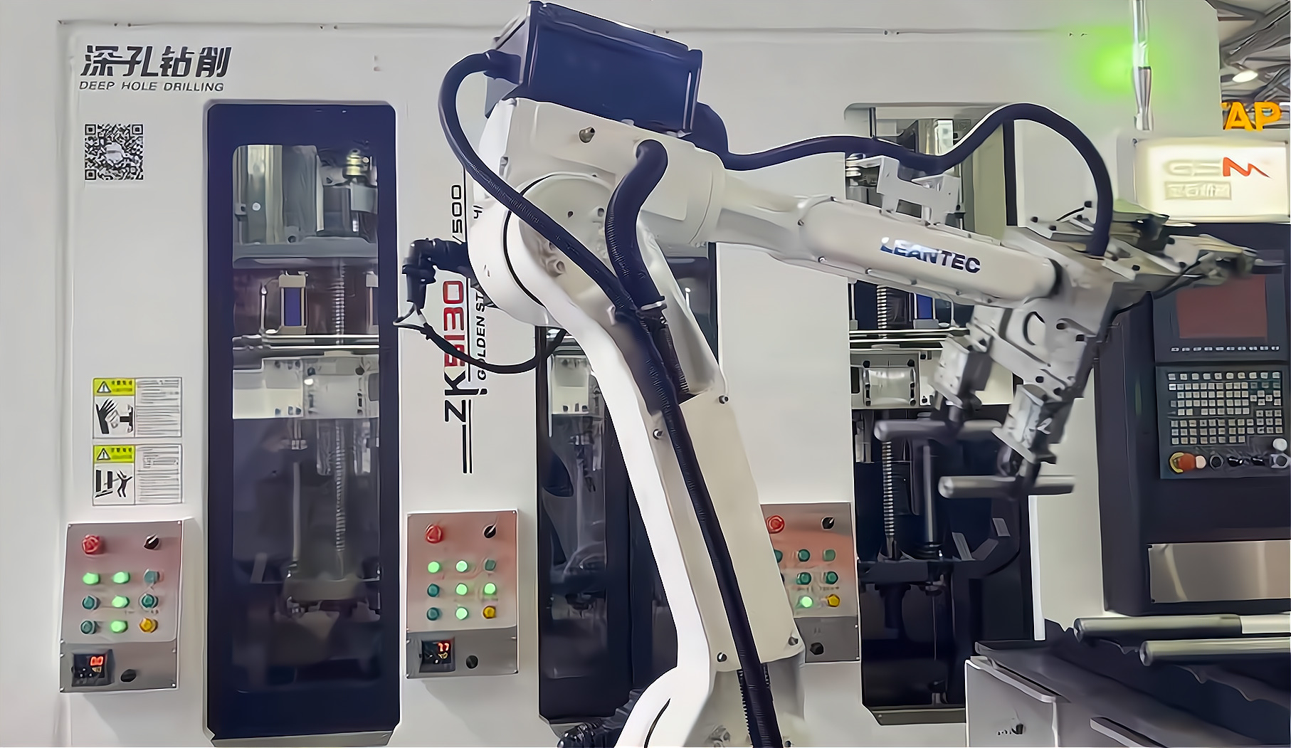 ZK5120×6/500 倒立六軸深孔鉆床配置六軸機(jī)器人，加工新能源電機(jī)軸單機(jī)自動(dòng)化